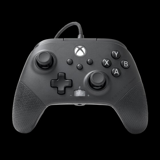 黒いPowerA FUSION Pro 4 Wired Controller for Xboxを正面から見て、Quick-Twistスティック、方向パッド、前面ボタン、接続ケーブルを確認できる公式商品画像