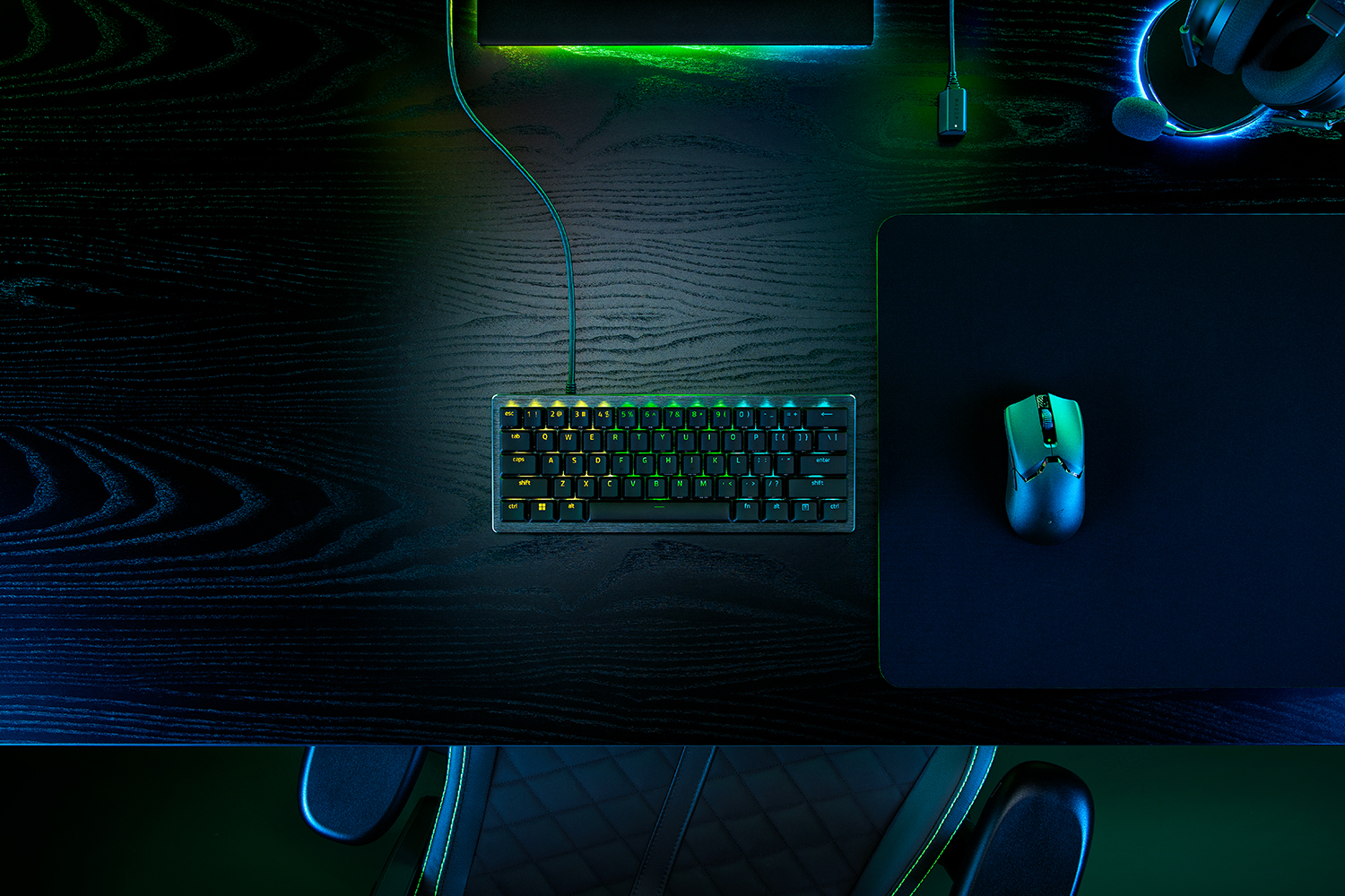 日本語配列のブラックのRazer Huntsman V3 Pro Miniを設置したデスク。メーカー公式画像。