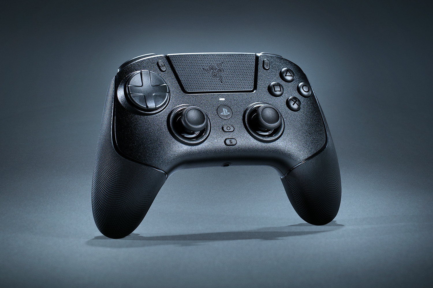 ブラックのRazer Raiju V3 Proを正面から確認できるメーカー公式画像。